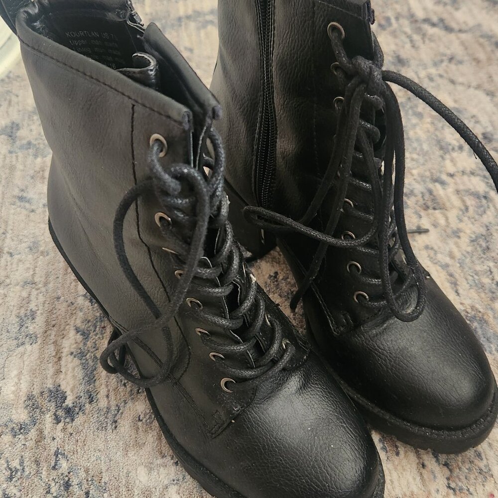 These are Kourtlan black ankle boots featuring a chunky heel, lace-up front ,